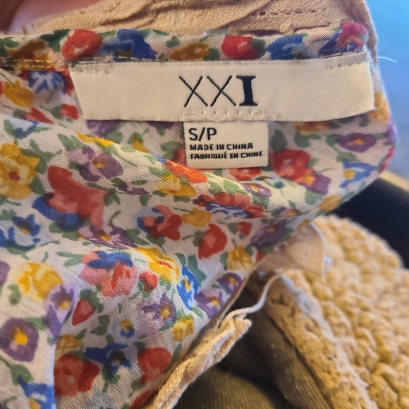 4/$30. XXI Floral Top. Good condition. - Picture 5 of 8